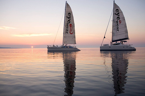 Catamarani a vela al tramonto