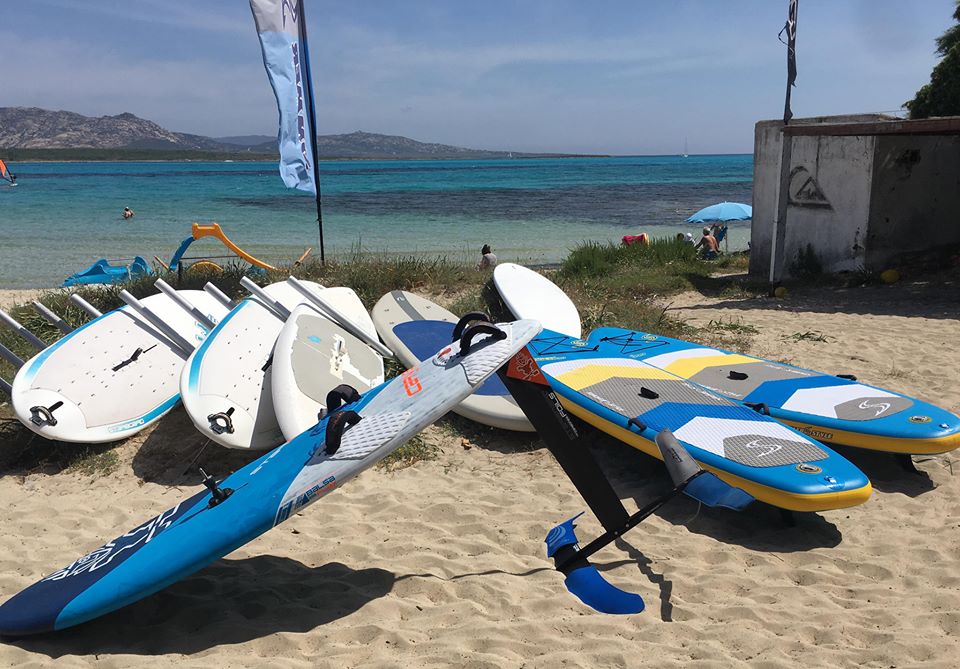 Tavola da windsurf con Foil pronta per noleggio