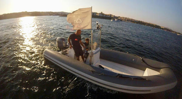 Gommone adibito al taxi boat al tramonto