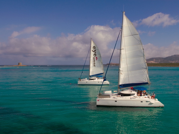 Veduta aerea catamarani a vela in navigazione